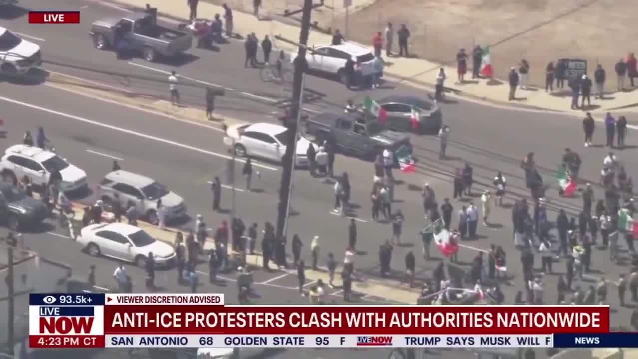 Heavy police presence in Los Angeles in front of protesters