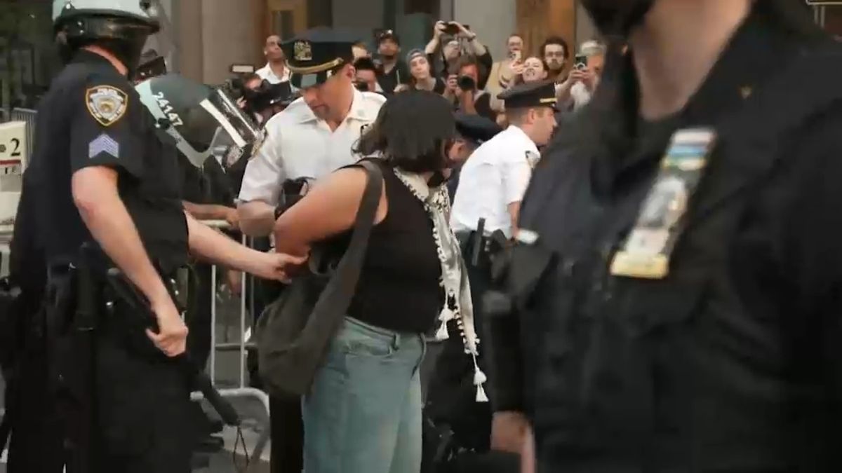 2 arrested as anti-ICE protesters return to Lower Manhattan in third night of demonstrations