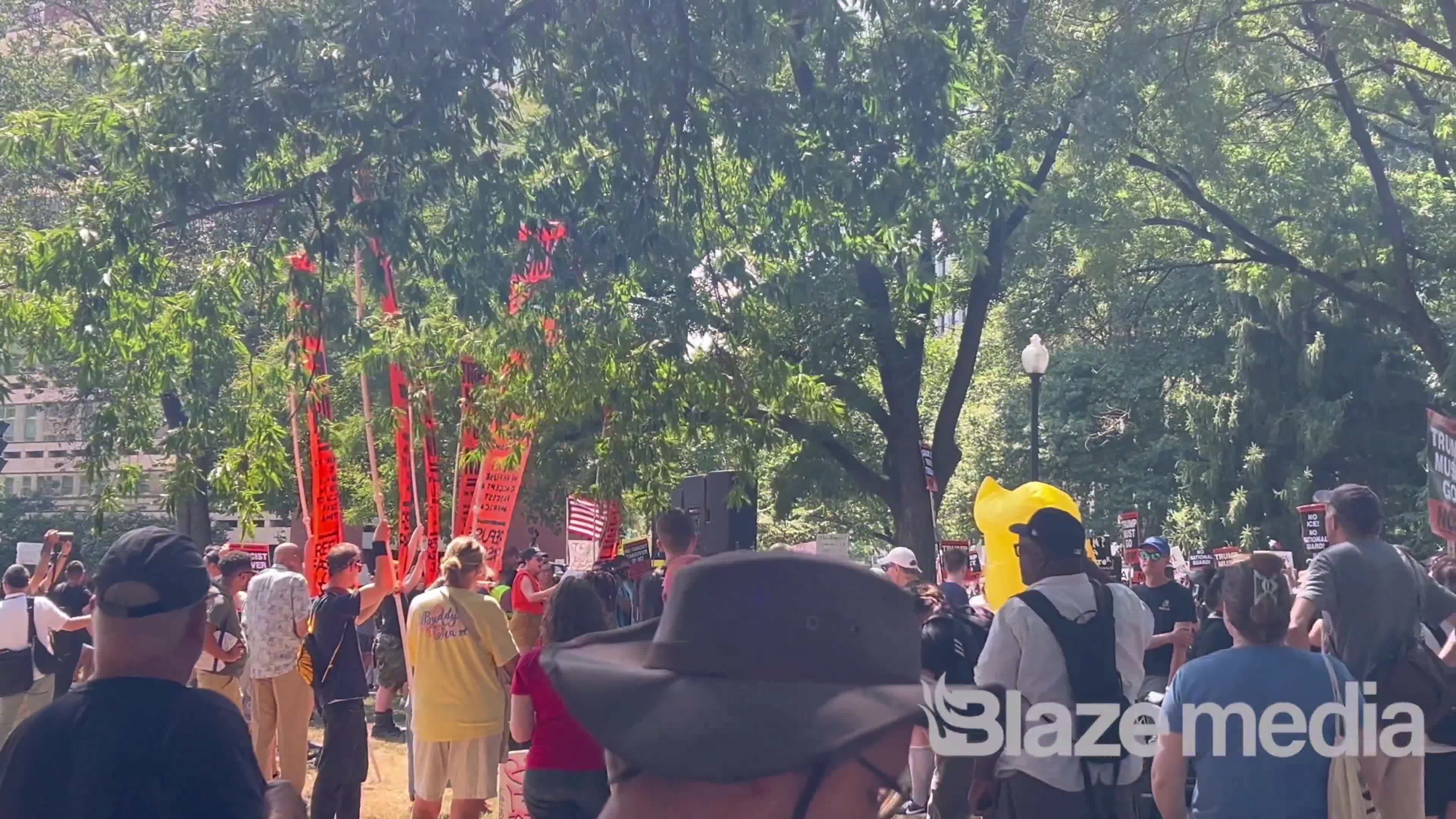 Protesta contra Trump comienza en DuPont Circle en respuesta al envío de la Guardia Nacional y oficiales federales a DC para reducir la tasa de criminalidad. Nunca te rindas.